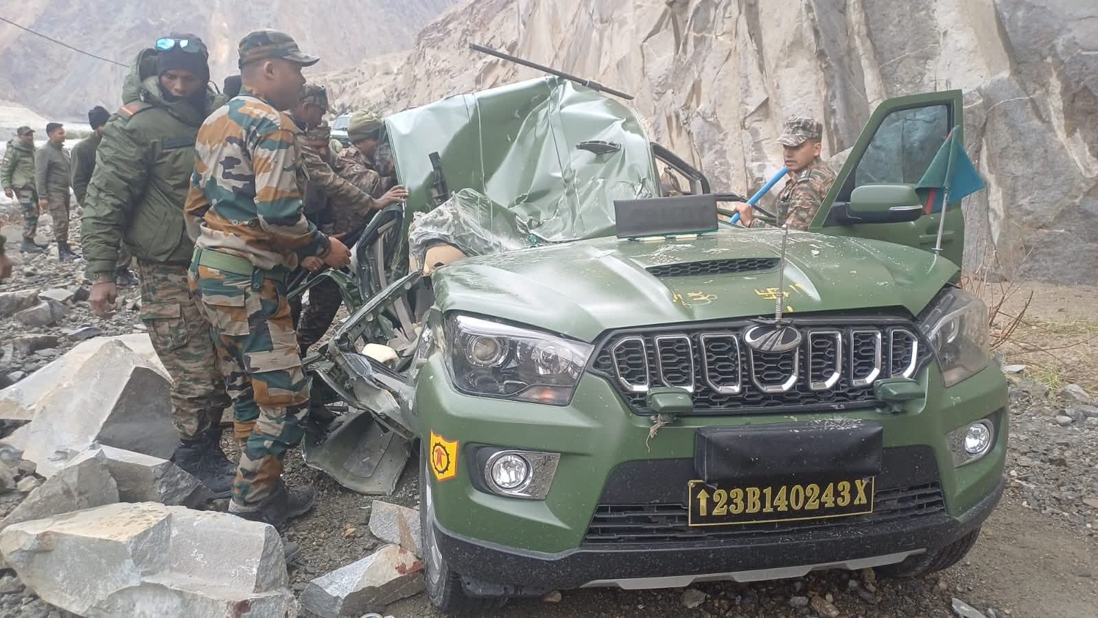 लद्दाख पठानकोट के लेफ्टिनेंट कर्नल भानु प्रताप सिंह और गुरदासपुर के जवान दलजीत सिंह शहीद हो गए