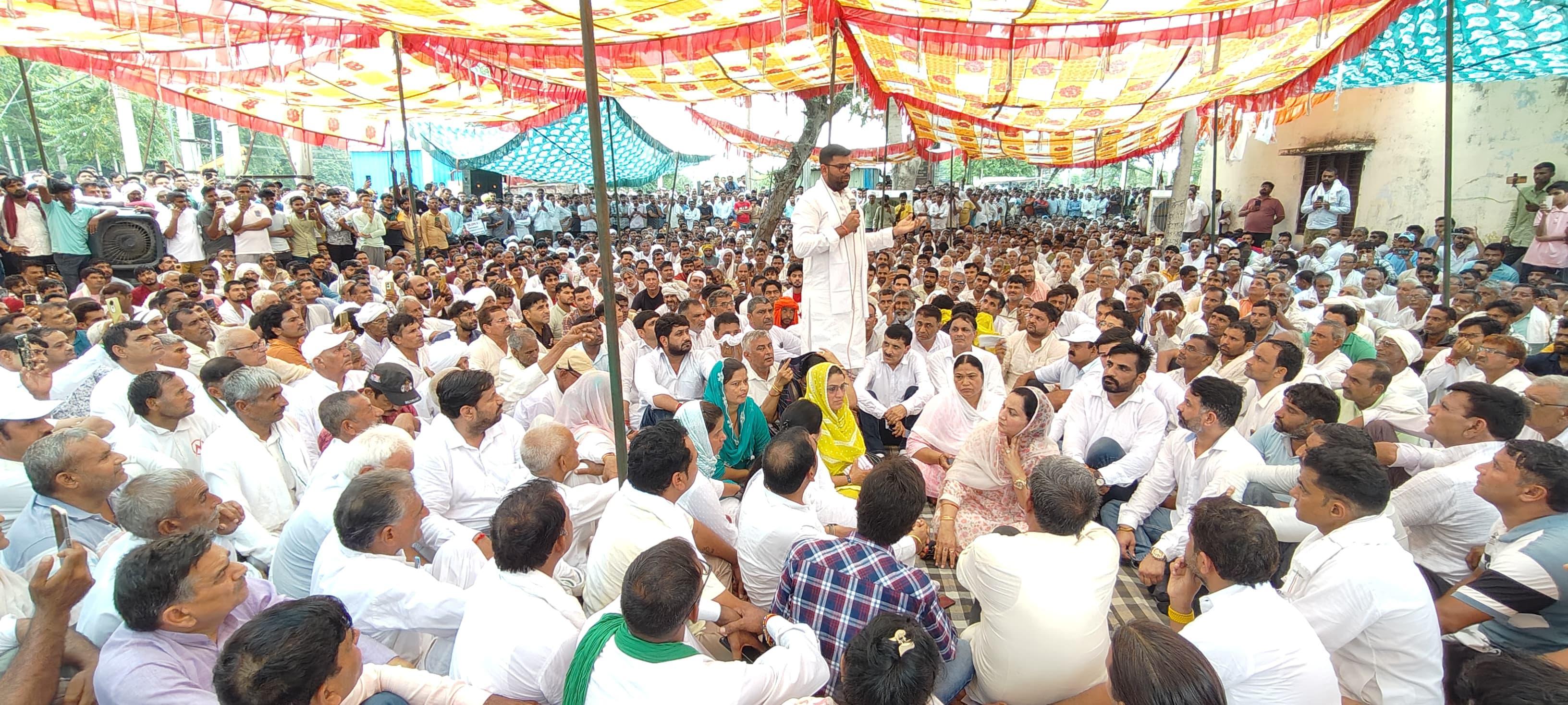 भिवानी:-भिवानी जिला के सिंघानी में हुए मनीषा हत्याकांड को लेकर जजपा नेता दिग्विजय चौटाला ने की पत्रकार वार्ता  Bhiwani:- JJP leader Digvijay Chautala held a press conference regarding the Manisha murder case in Singhani of Bhiwani district.